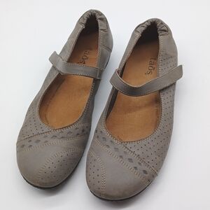 Taos Footwear Gray Flats